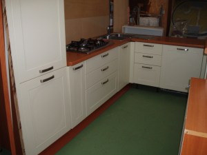 cucina angolare bianca e marrone