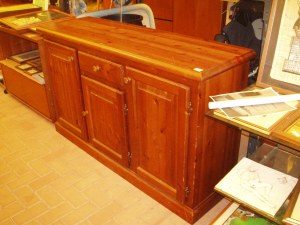 credenza in abete scuro