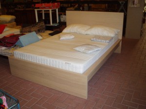 letto ikea chiaro vista frontale