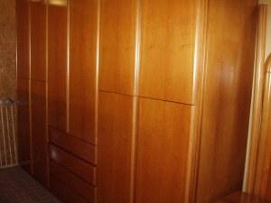 camera matrimoniale color noce chiaro vista armadio