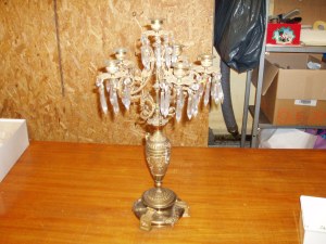 vista singolo candelabro con gocce