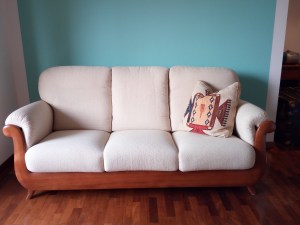 divano a tre posti bianco in legno massello