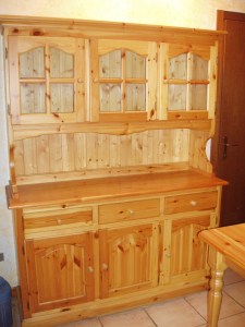 credenza in abete con vetrina superiore