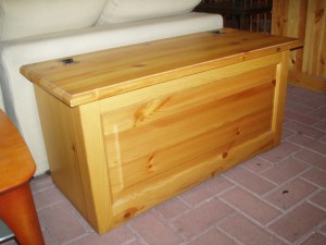 cassapanca indipendente in abete