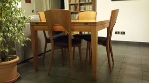 tavolo quadrato con quattro sedie