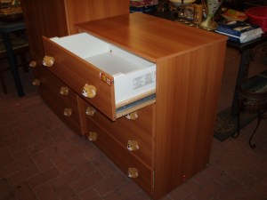 particolare della cassettiera con maniglie a orsetto