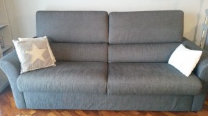 divano grigio fumo vista frontale