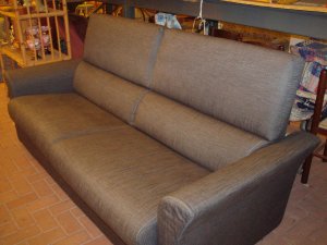 divano grigio fumo vista laterale