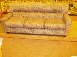 divano tre posti fantasia grigio rosa