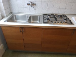 cucina marrone 250 cm particolare lavandino