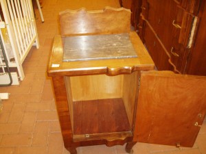 particolare comodino aperto