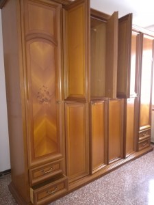 armadio classico in noce con ante decorate