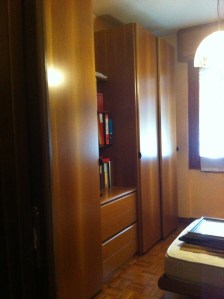 armadio di cameretta ad ante scorrevoli e parte centrale aperta