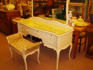 mobile trucco bianco con sgabello