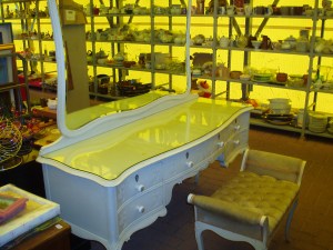 mobile trucco bianco vista laterale