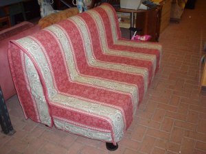 divano letto matrimoniale a strisce con doghe