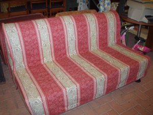divano letto a strisce vista frontale
