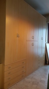 armadio chiaro sei ante con due cassettiere