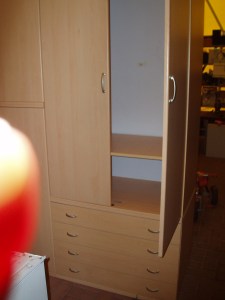 armadio chiaro sei ante vista lato interno dx