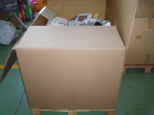 abbigliamento in scatoloni a stock