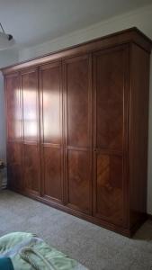 armadio massello cinque ante noce scuro