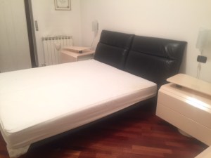 letto in pelle nera di camera completa con comodini