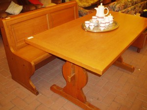 TAVOLO IN ABETE CON CASSAPANCA