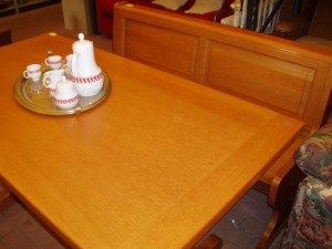 vista frontale tavolo in abete massello