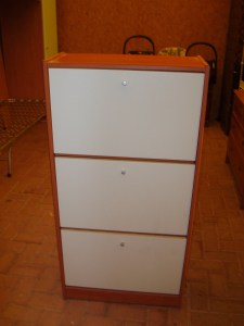 scarpiera in laminato bianco e ciliegio