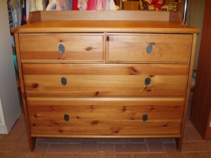 cassettiera in abete scuro