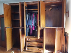 vista aperto armadio massello noce scuro