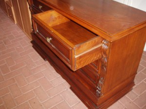 particolare dei cassetti comò noce scuro