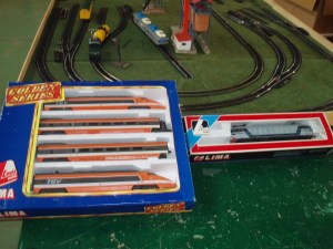 coppia di set trenini e locomotive del plastico