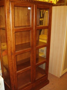 vetrina in arte povera in noce massello