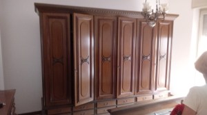 armadio di camera classico a sei ante e sei cassetti sotto