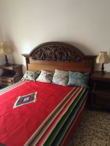 letto di camera classica in noce scuro