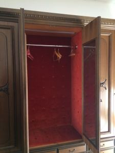 interno di armadio sei ante noce scuro