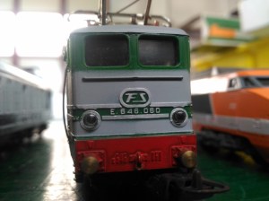 particolare locomotiva verde con numero serie