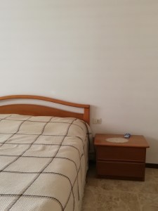 letto con comodino di camera marrone