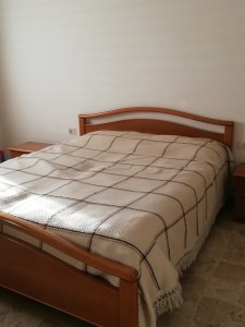 letto matrimoniale di camera marrone