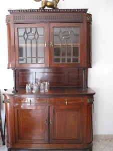 credenza d'epoca coi vetri molati, vista frontale