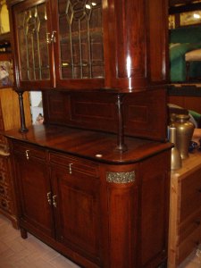 credenza d'epoca con vetri molati vista laterale